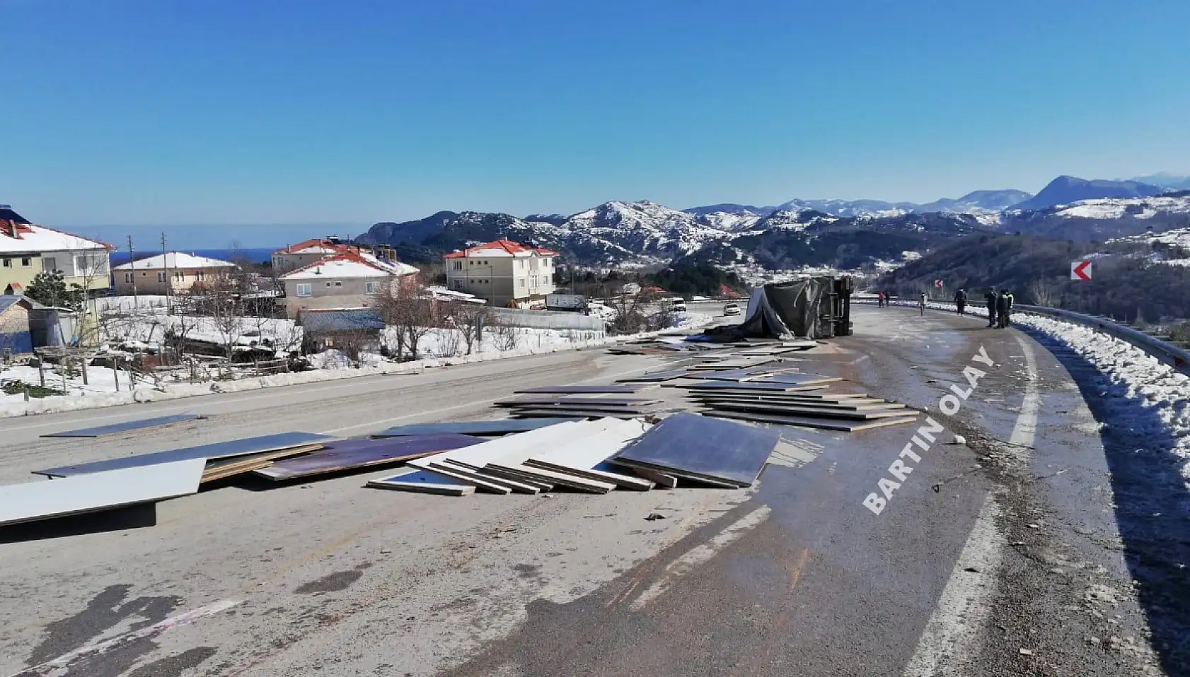 Freni boşalan kamyon devrildi