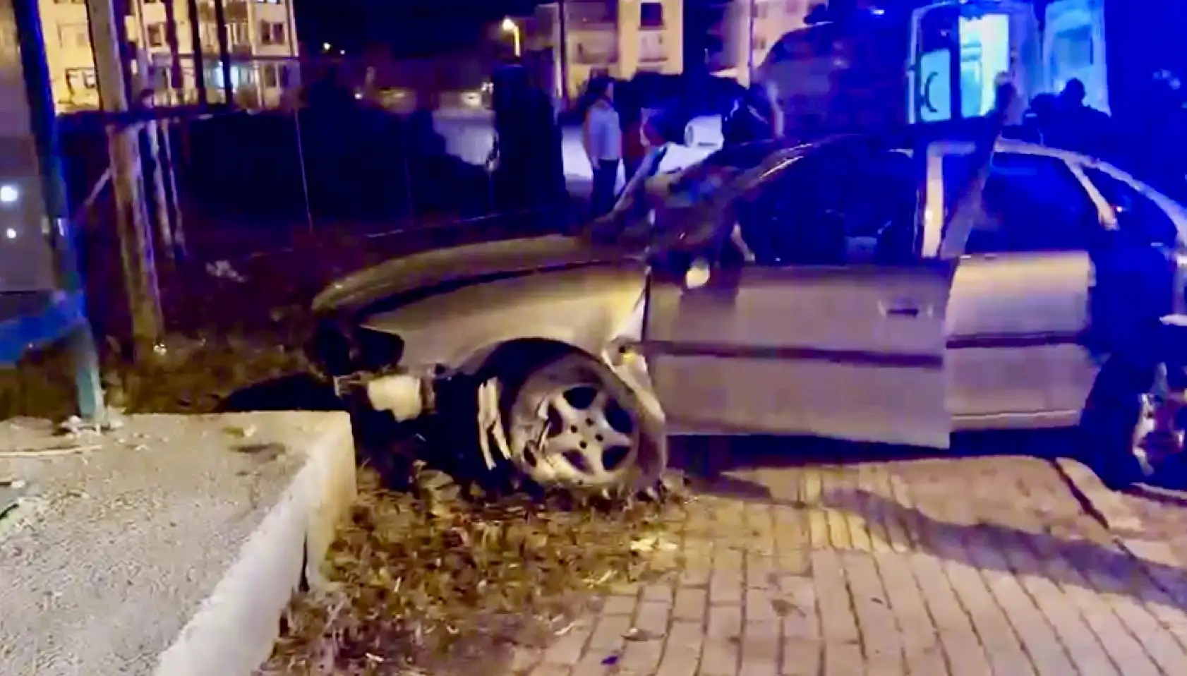 Yılın ilk kazasında durağa çarptı