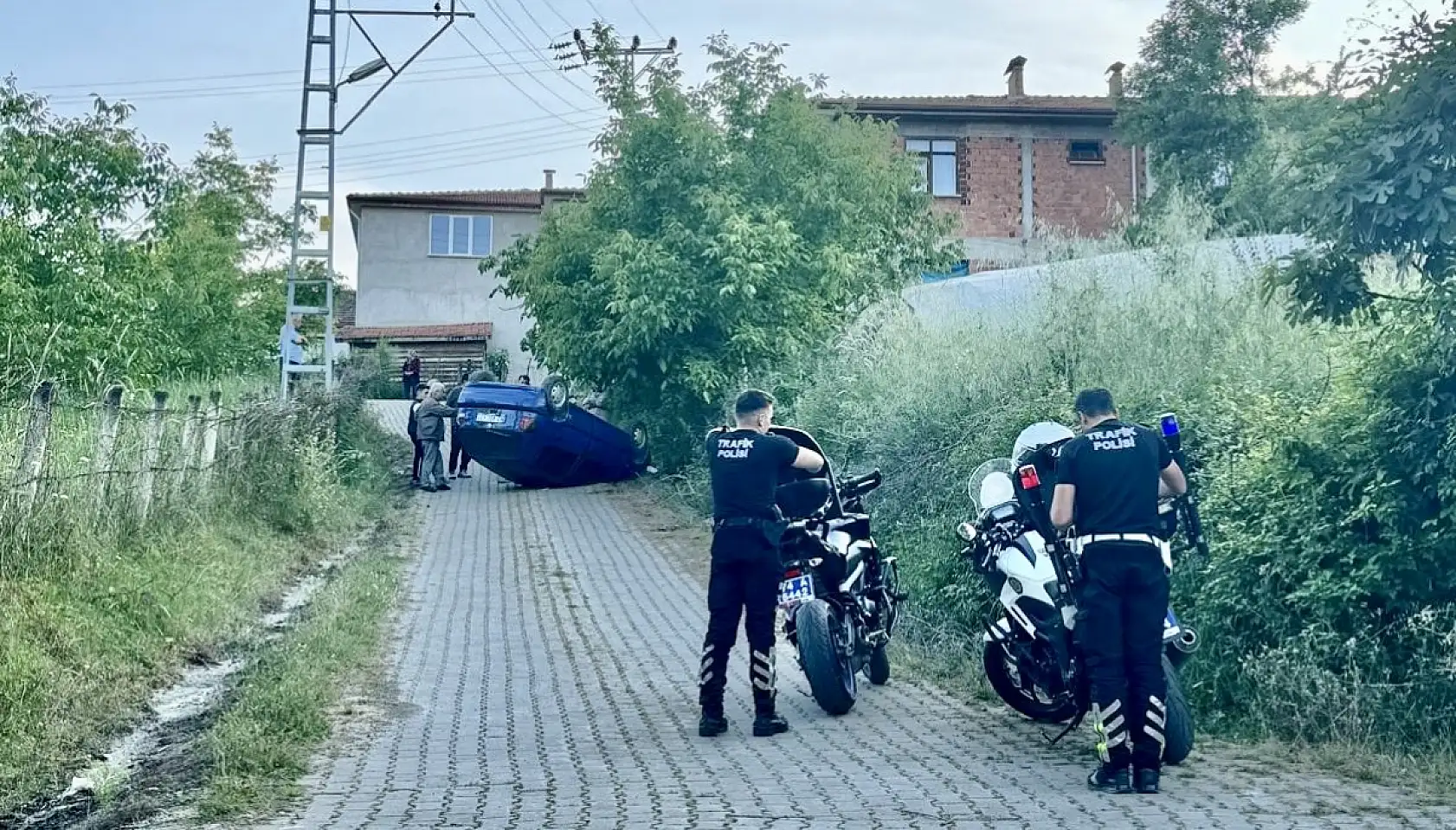 Geri kaçan otomobil ters döndü