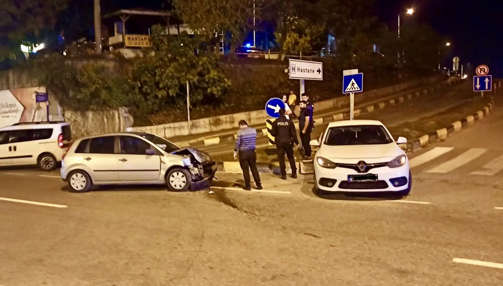 Hastane kavşağında çarpıştılar