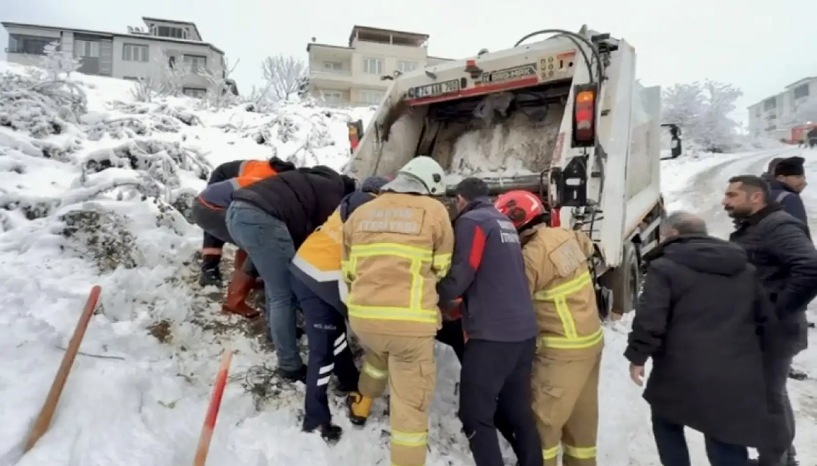 Çöp kamyonunun arkasında sıkıştı