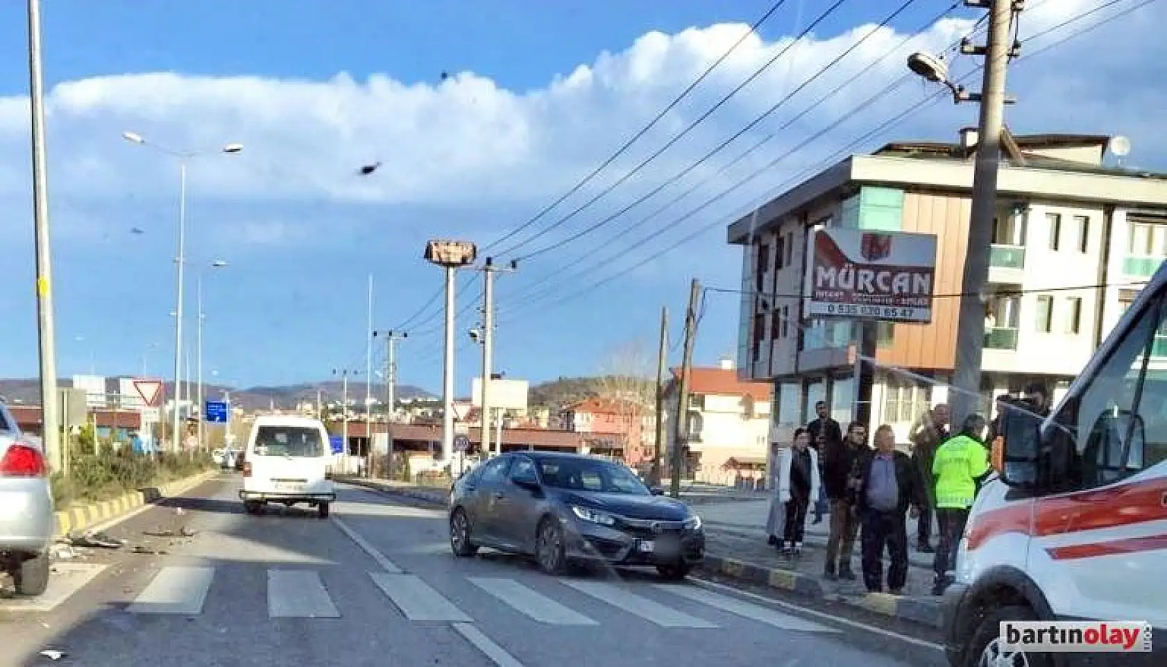 Yayaya yol veren araca çarptı