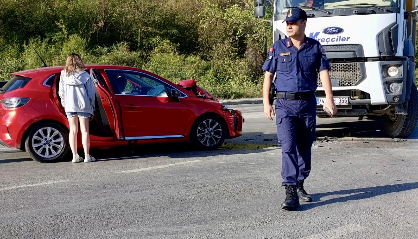 Kamyonla otomobil çarpıştı