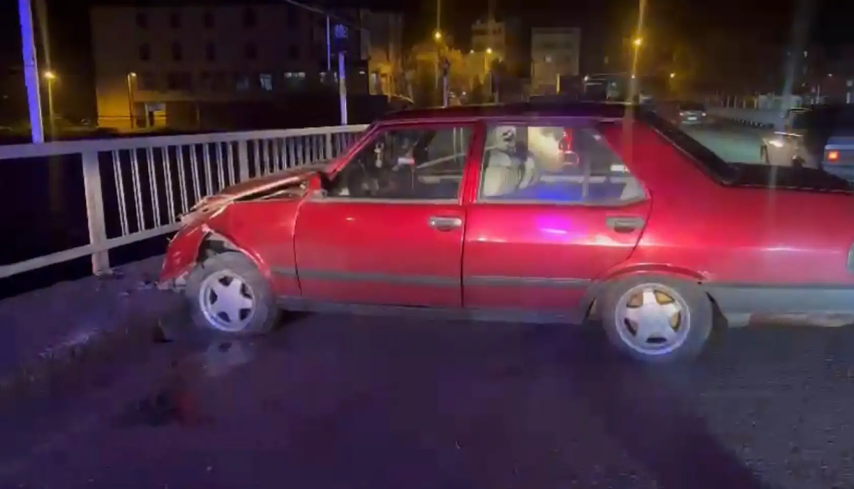 Köprüde korkuluklara çarptı