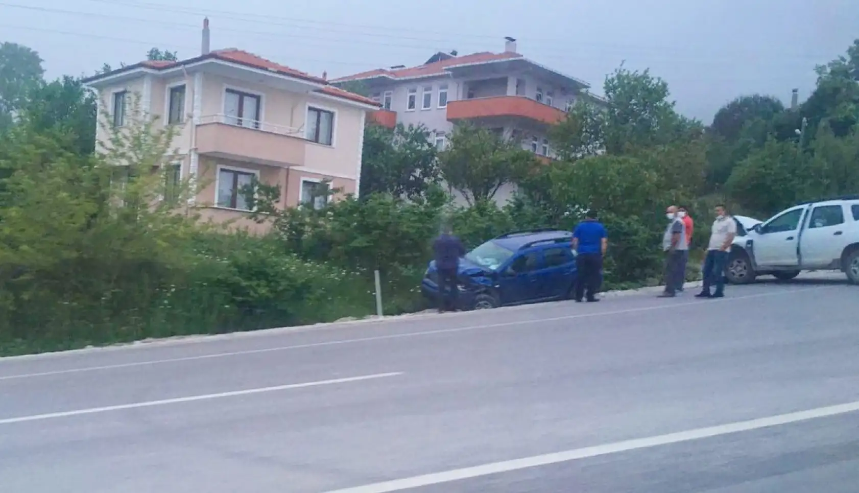 İki araç kafa kafaya çarpıştı