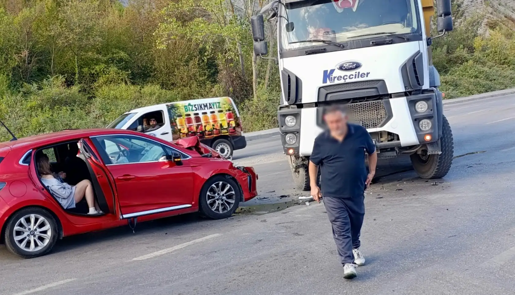 Kamyonla otomobil çarpıştı