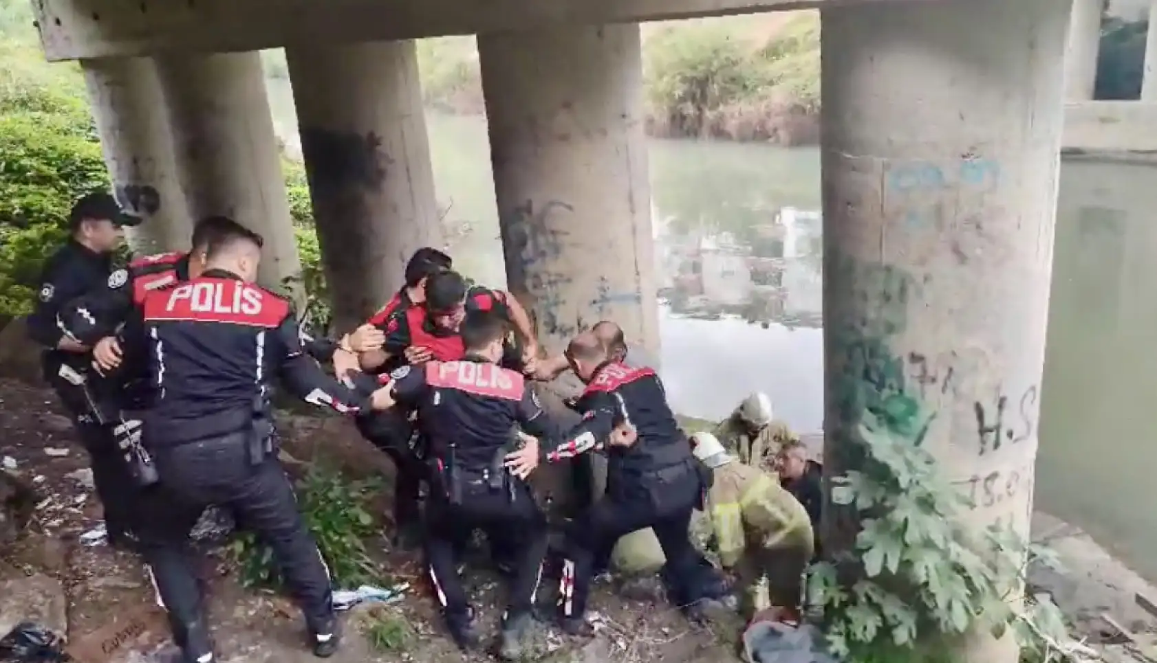 Irmağa atladı, ekipleri harekete geçirdi