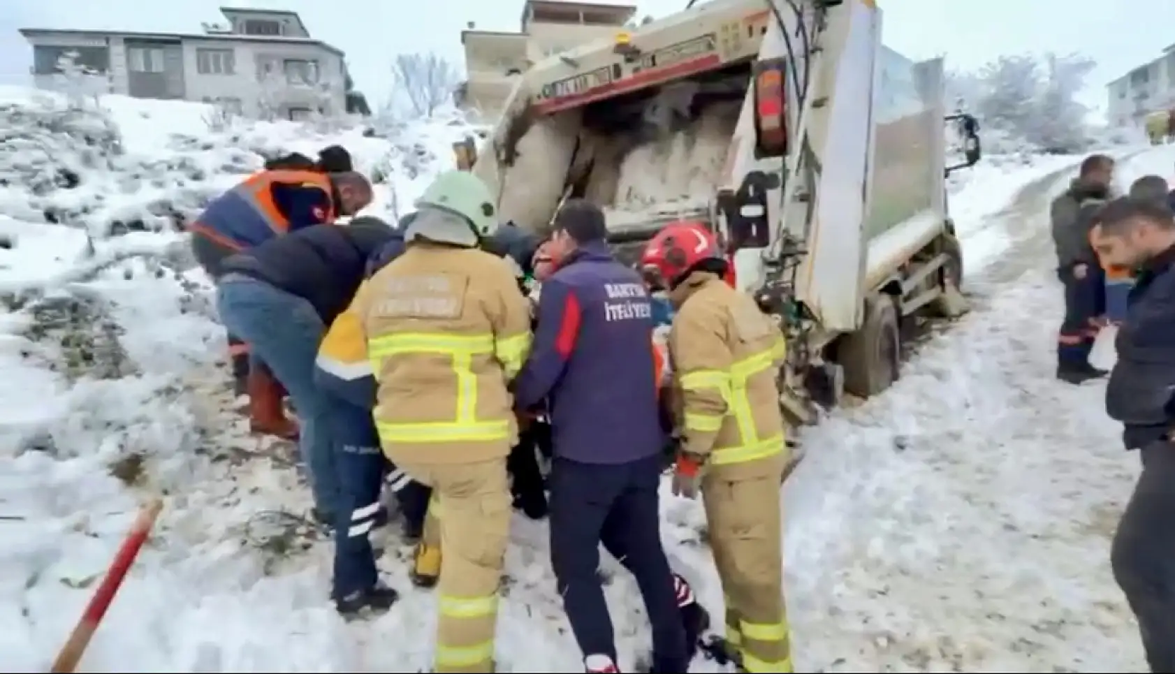 Çöp kamyonunun arkasında sıkıştı