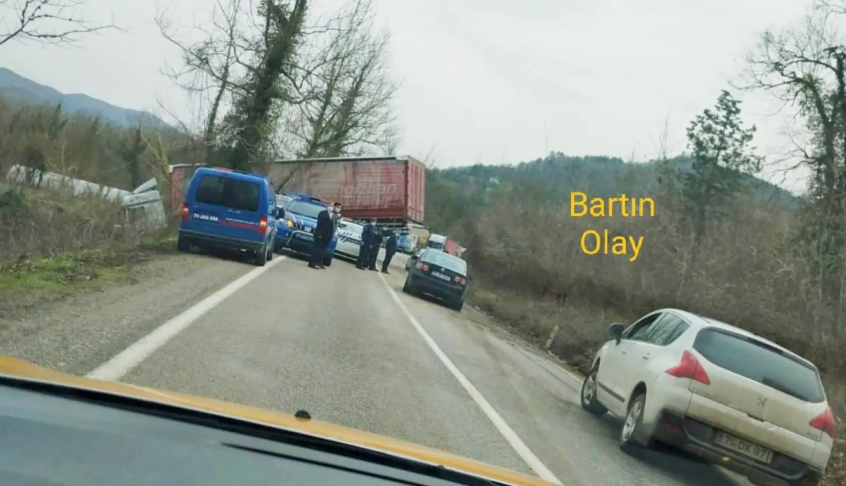 Devrilen tır yolu kapattı