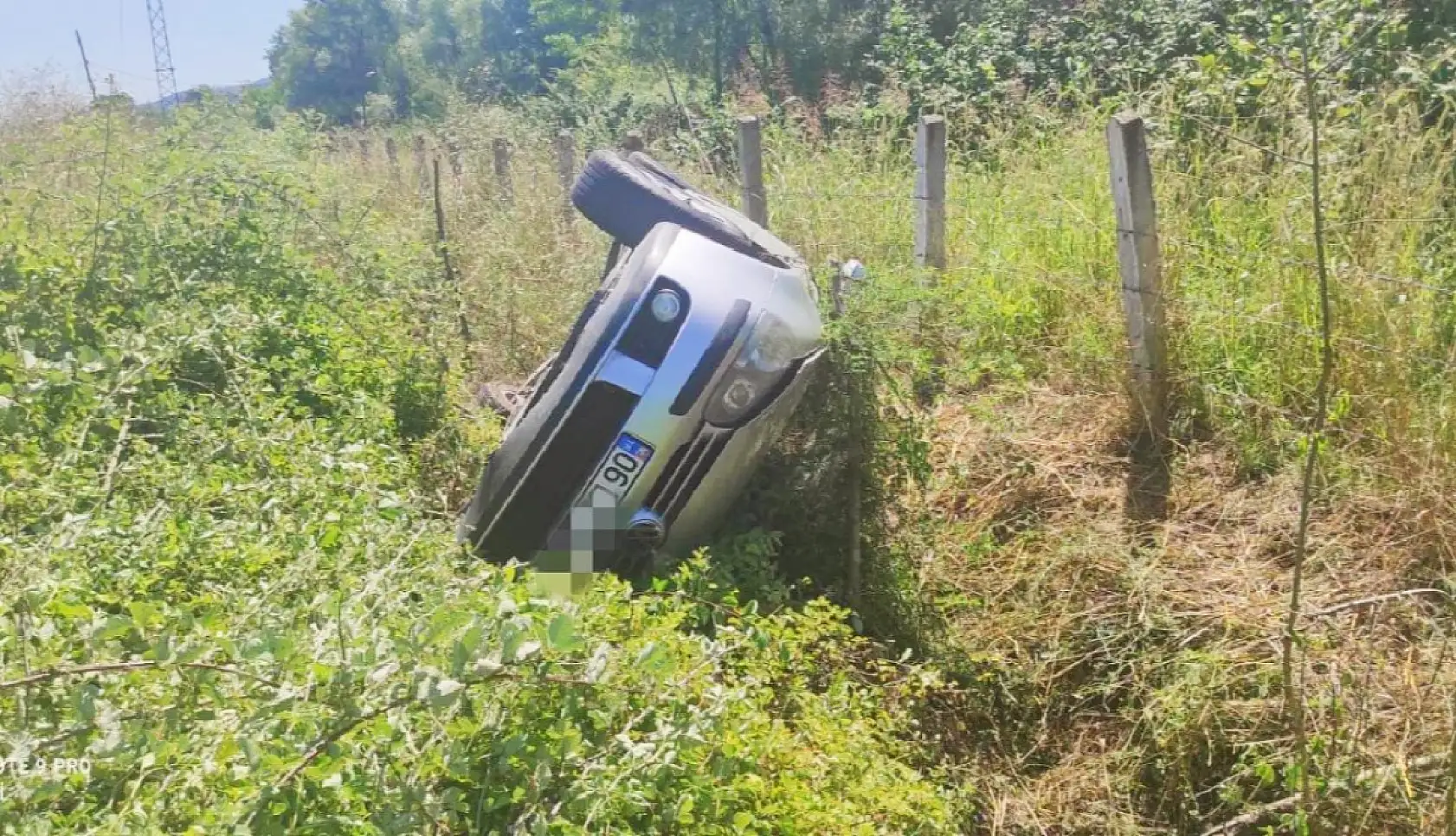 Trafik levhasına çarpıp şarampole yuvarlandı