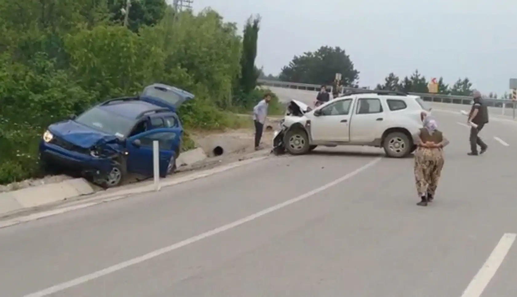 İki araç kafa kafaya çarpıştı