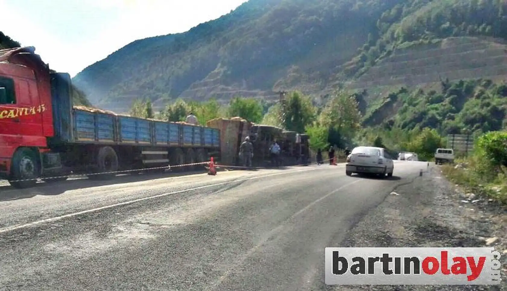 Saman yüklü tır devrildi