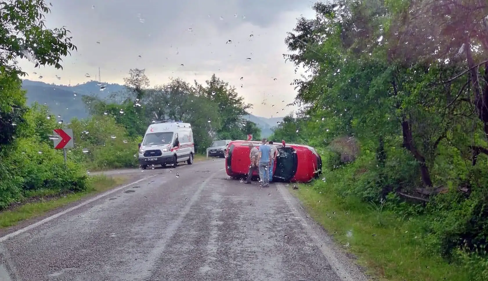 Islak zeminde kayan otomobil takla attı