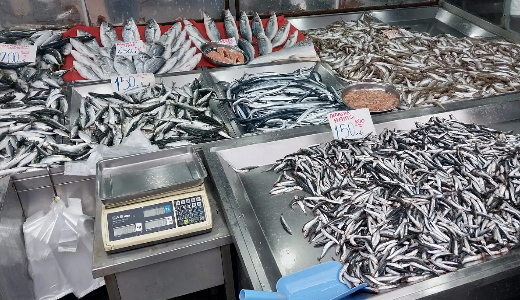 Deniz veriyor, tezgahlar boş kalmıyor