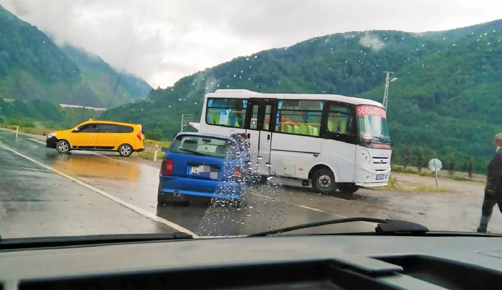 Minibüs ile otomobil çarpıştı