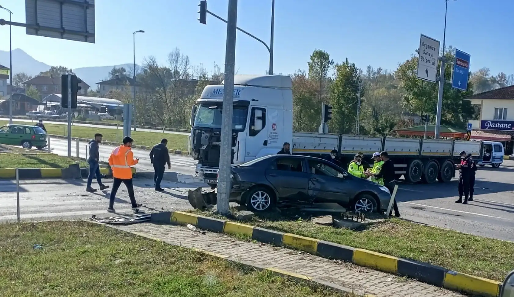 Otomobil ile tır çarpıştı