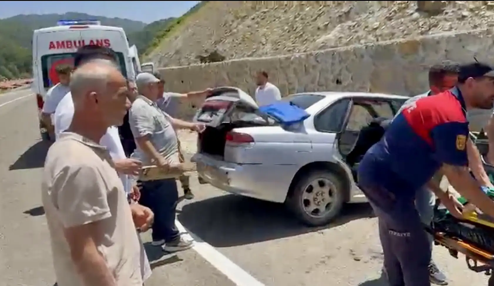 Otomobil duvara çarptı