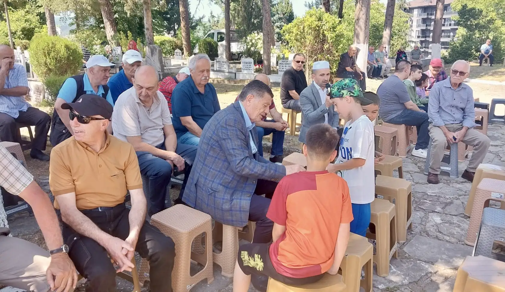 Dualar edildi, mezarlıklar çiçeklendi