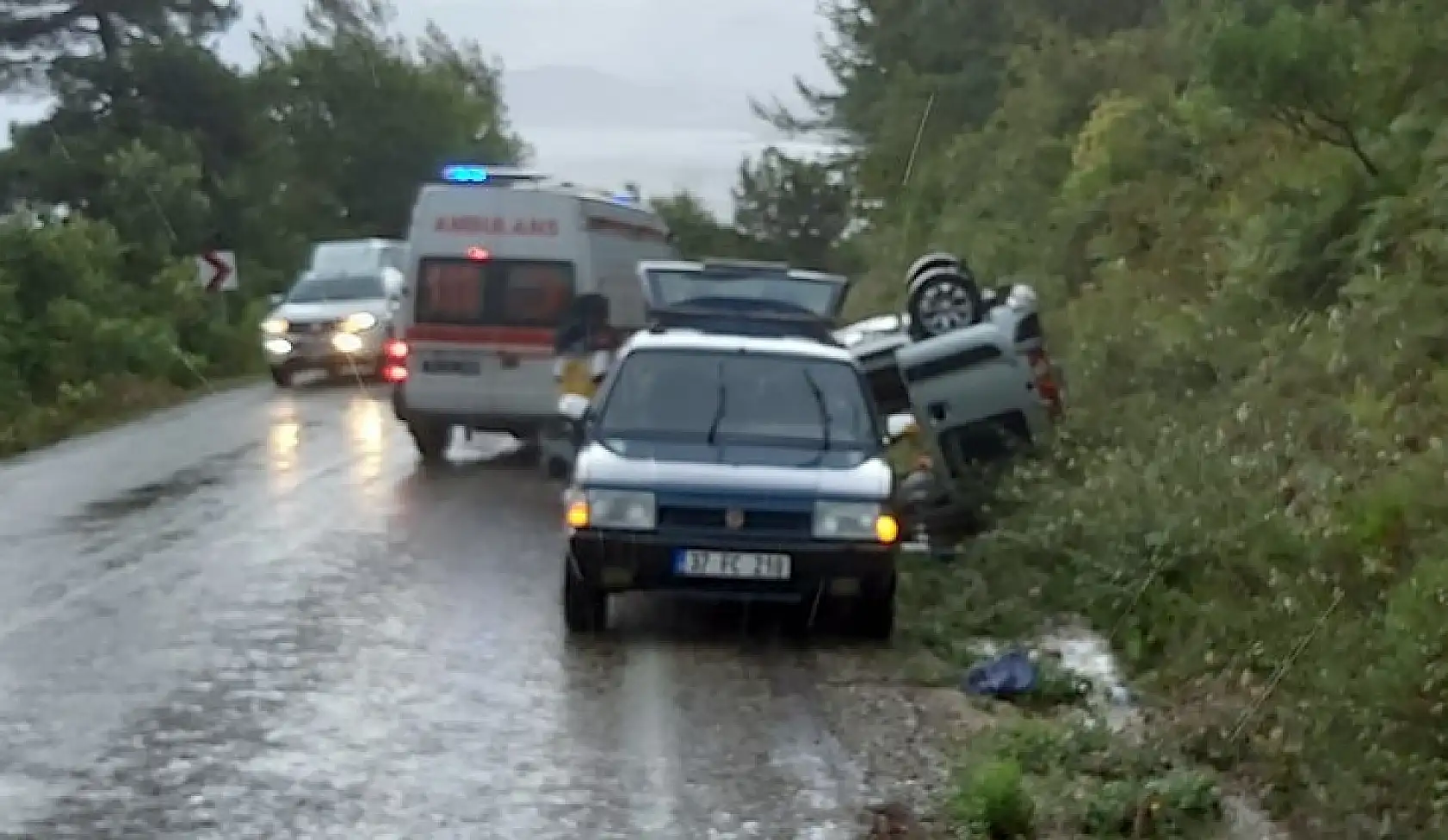 Islak zeminde kontrolden çıkıp takla attı