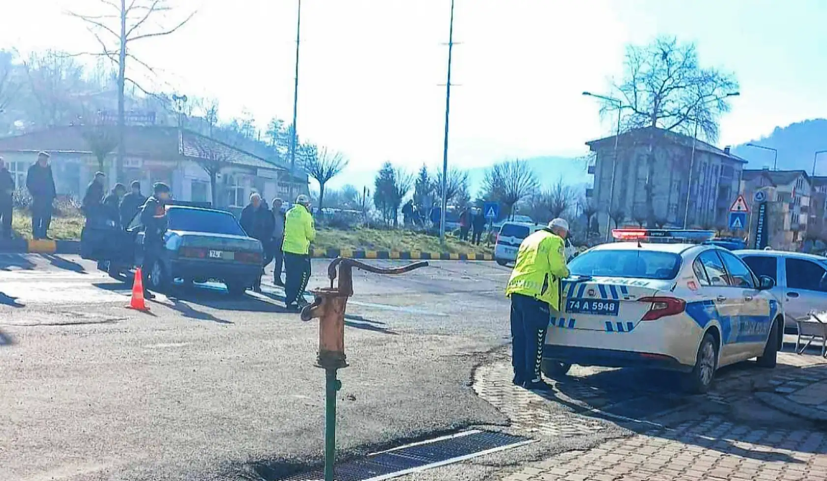 İki araç kavşakta çarpıştı
