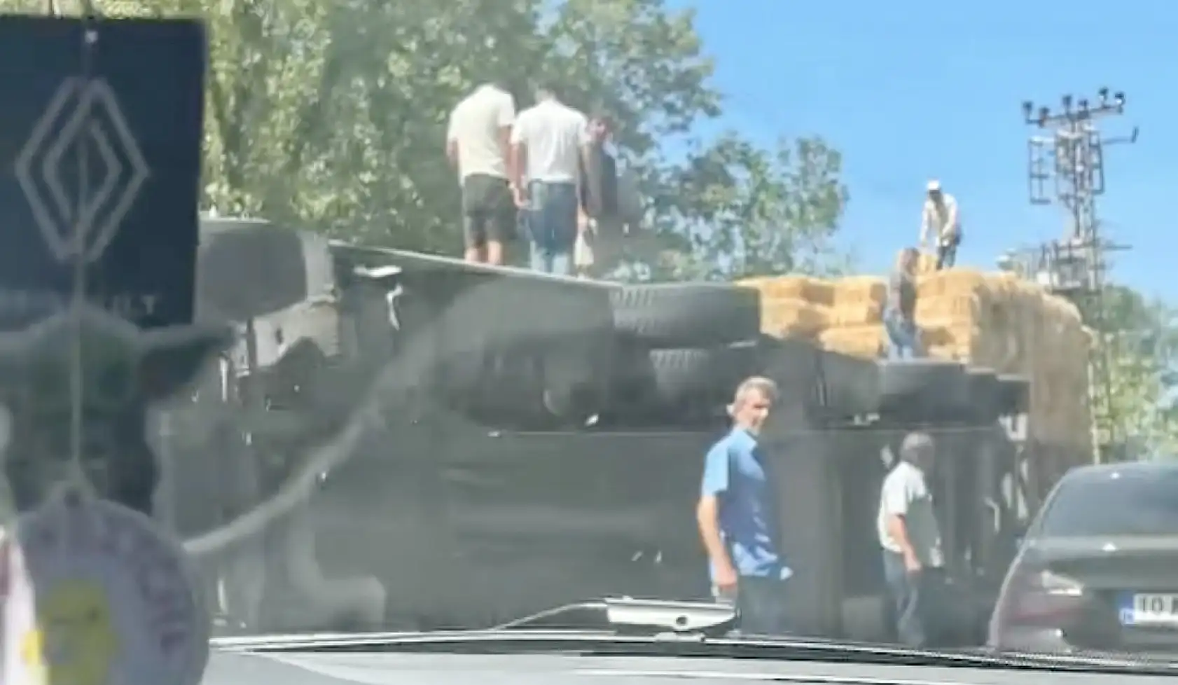 Saman yüklü tır devrildi