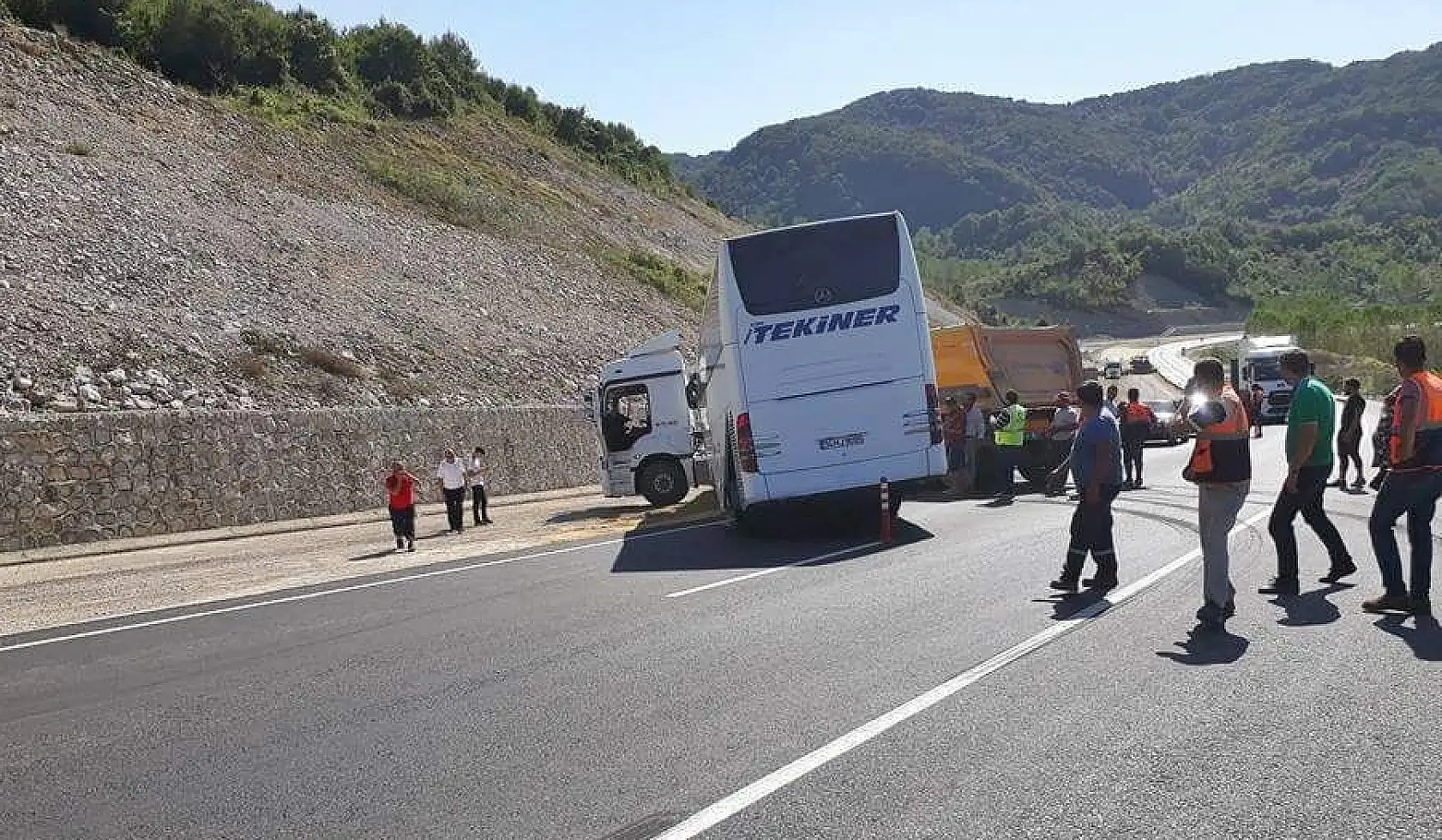 Yolcu otobüsü ile kamyon çarpıştı