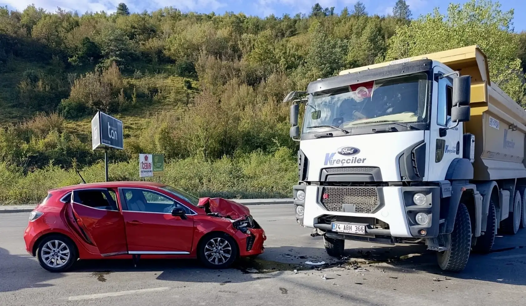 Kamyonla otomobil çarpıştı