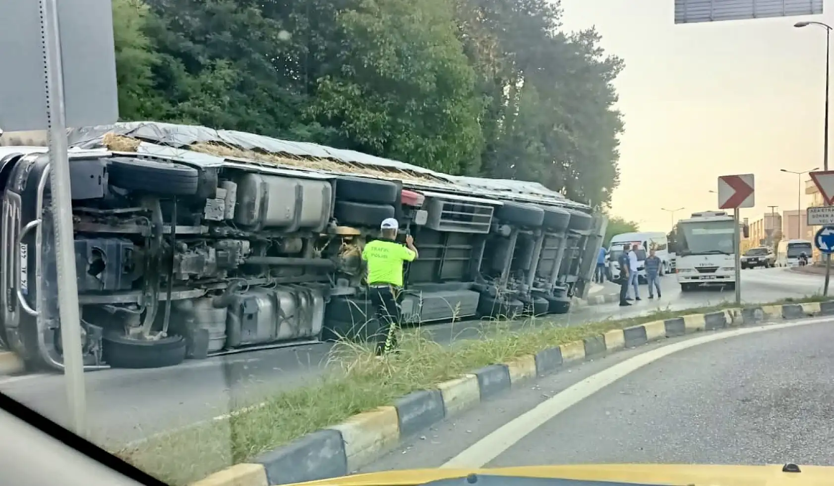 Saman yüklü tır devrildİ