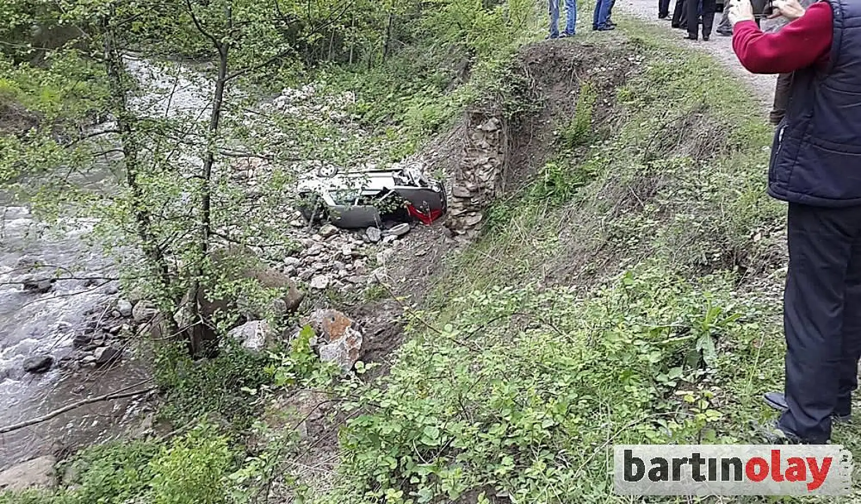 Otomobil uçuruma yuvarlandı