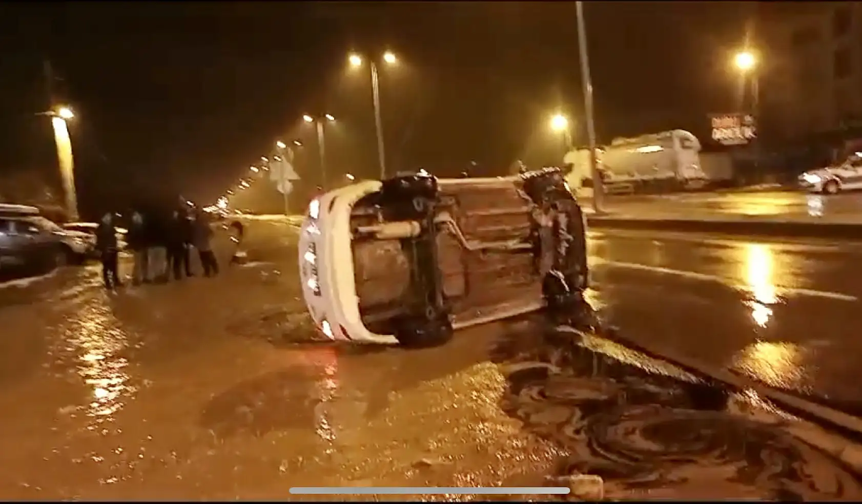 Kaza yapan sürücü aracı bırakıp gitti