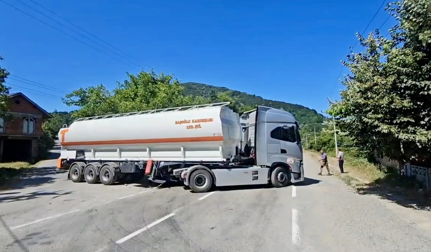 Feci Kaza: Minibüs Tankere Çarptı