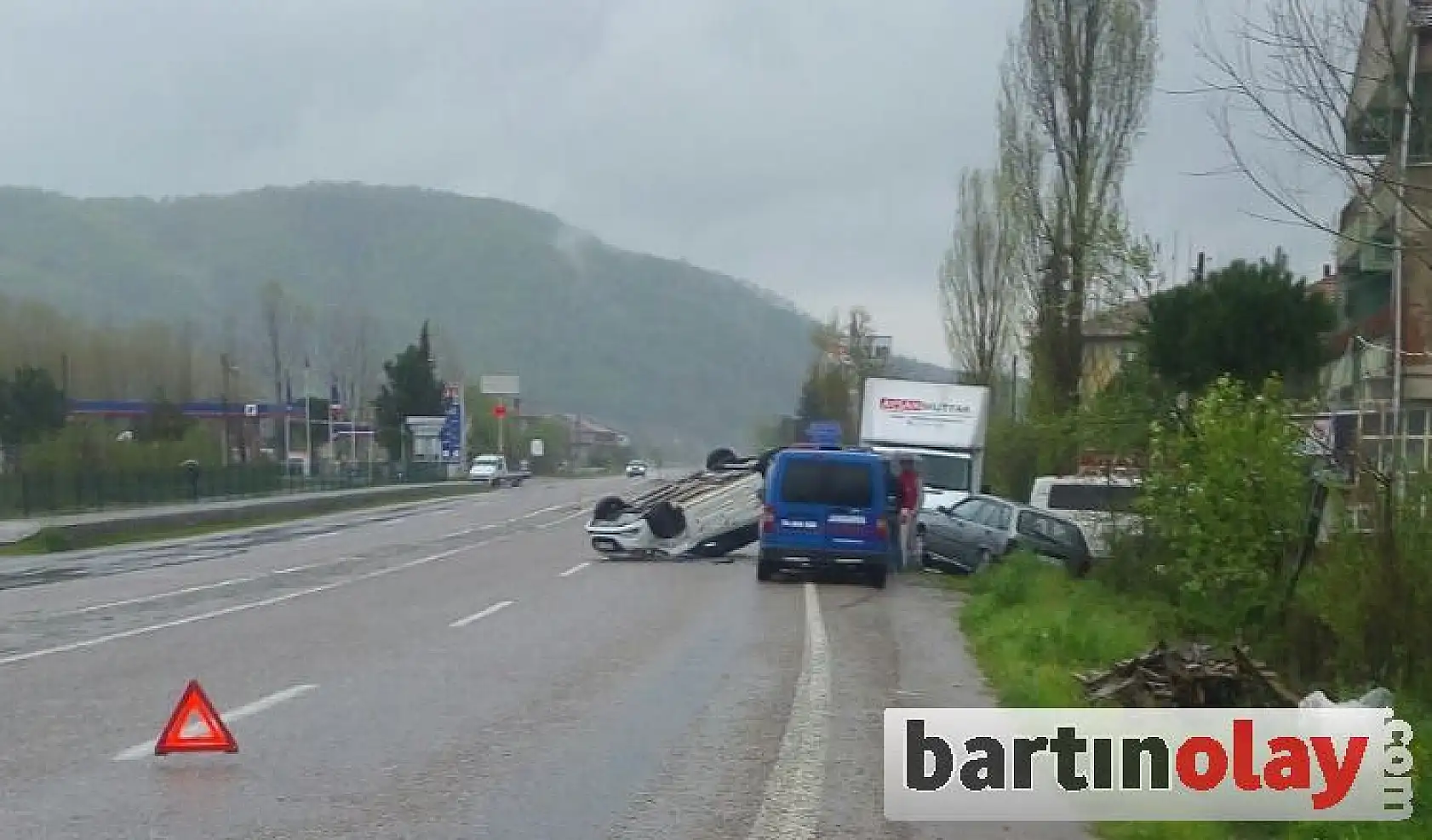 Çarpışan otomobillerden biri ters döndü