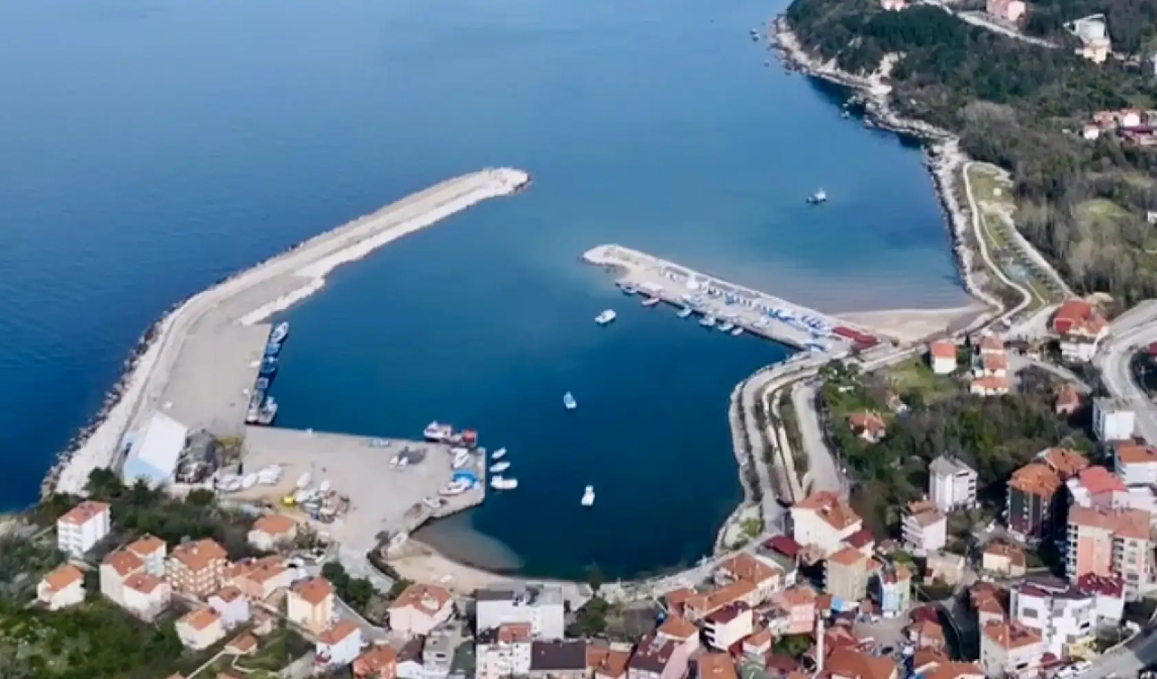 Ayağı kayan çocuk denize düştü