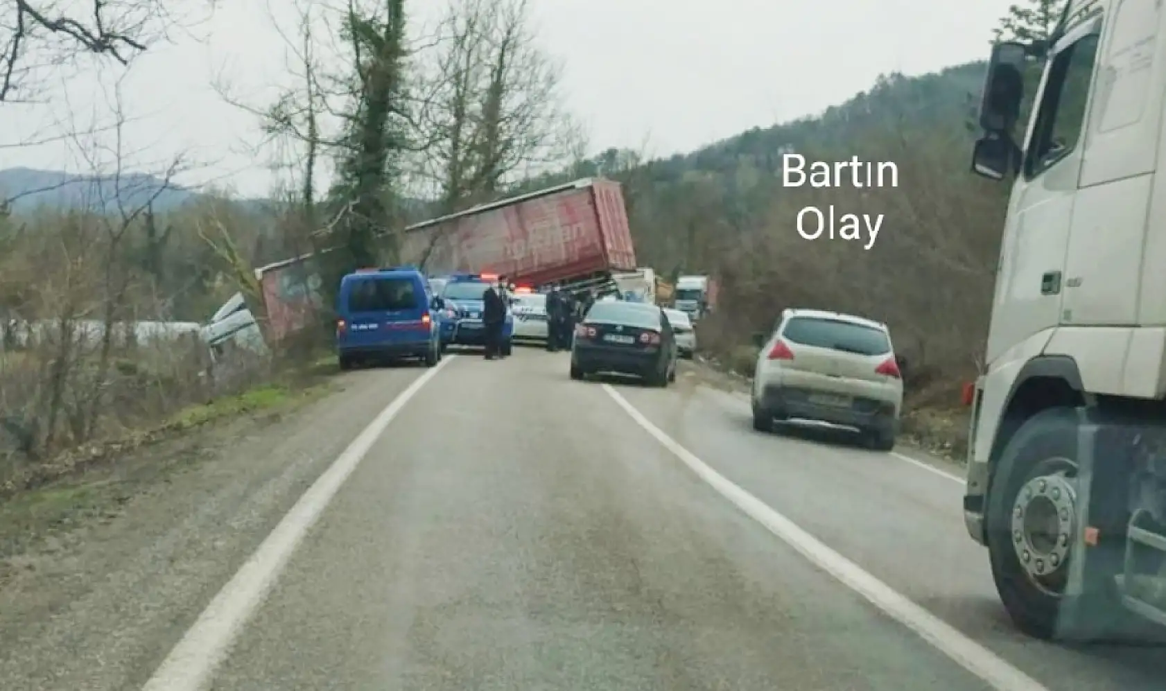 Devrilen tır yolu kapattı