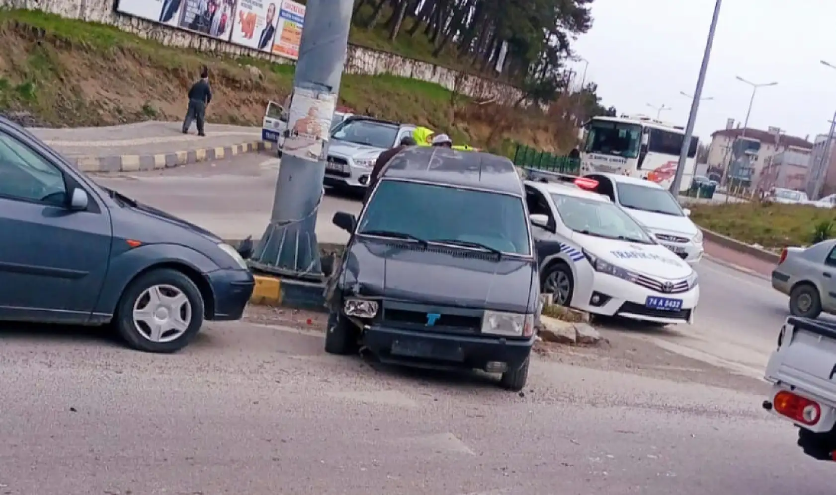 Otomobil orta refüje çıktı