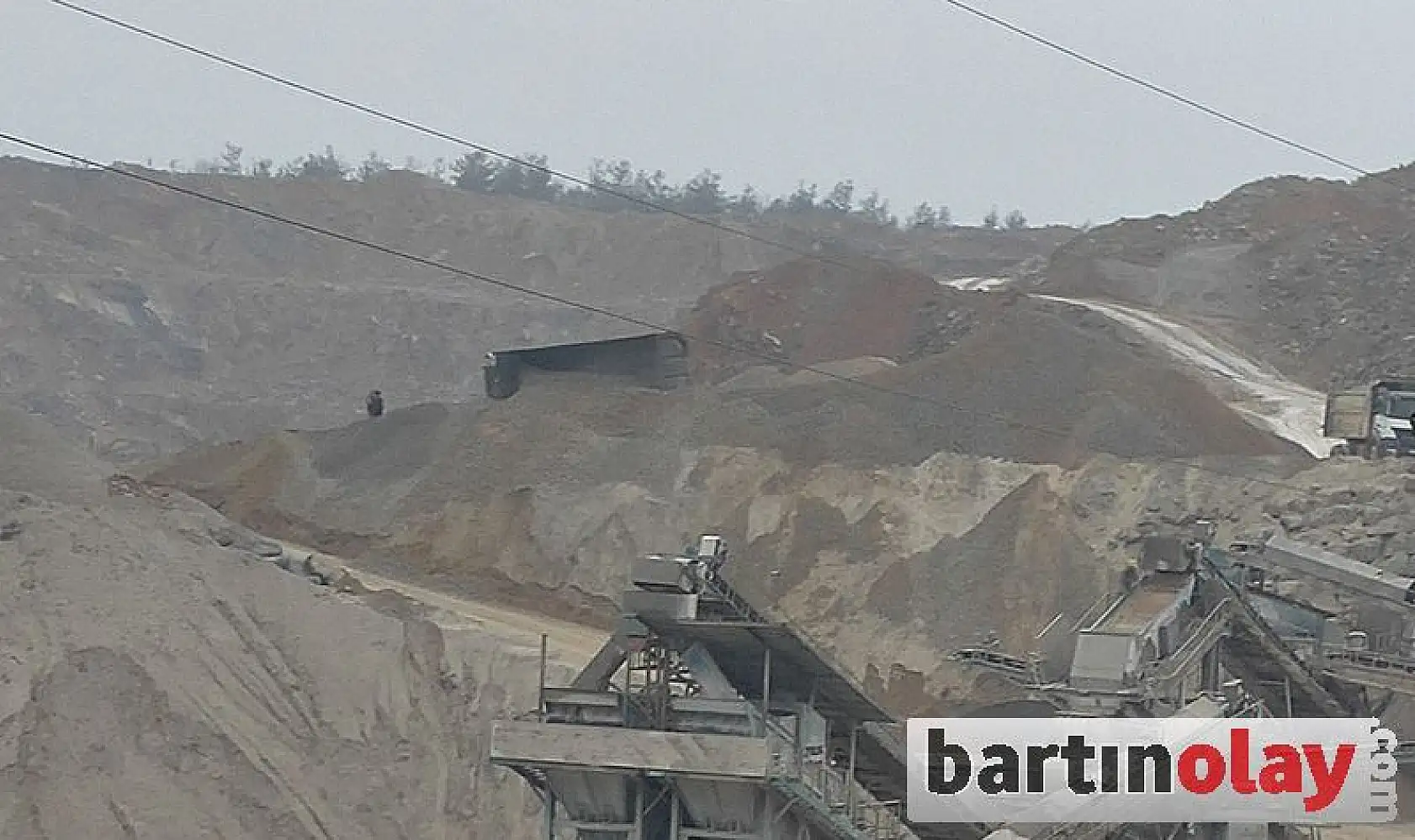 Taş ocağında kamyon devrildi