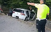 Otomobil bahçeye uçtu