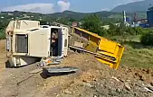 Toprak boşaltan kamyon devrildi