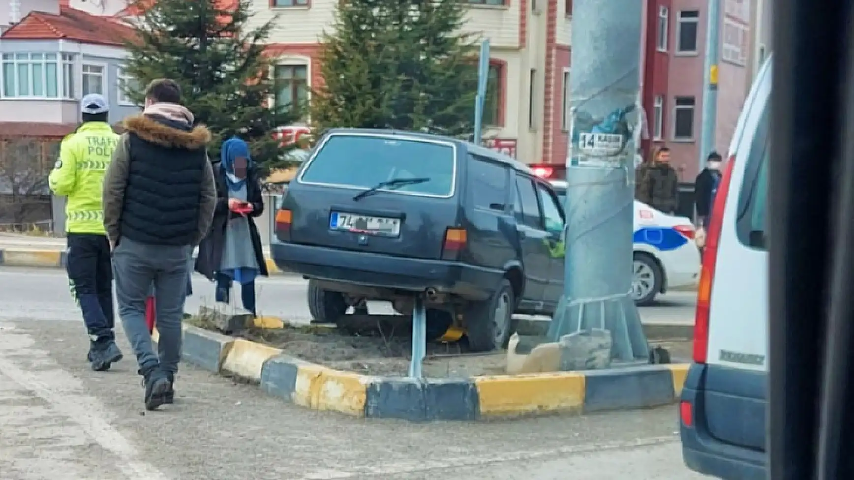 Otomobil orta refüje çıktı