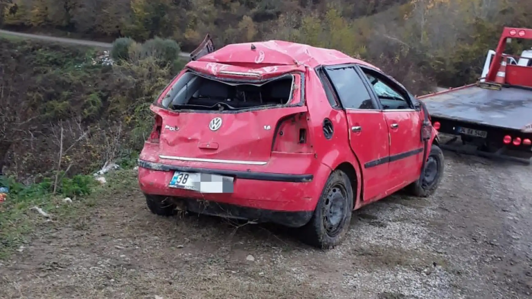 Otomobil uçuruma yuvarlandı