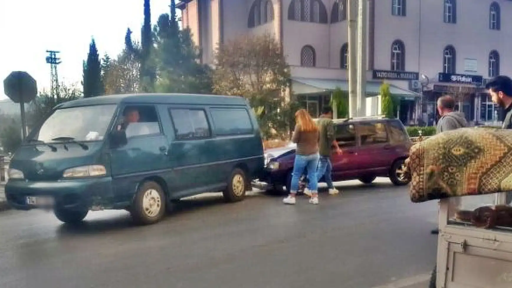 Önündeki araca çarptı