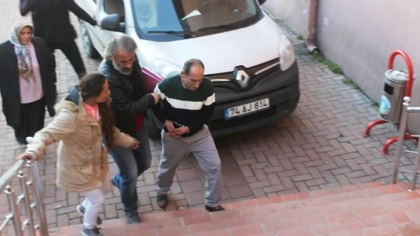 Cinayet zanlısı adliyeye çıkartılırken şok saldırı 