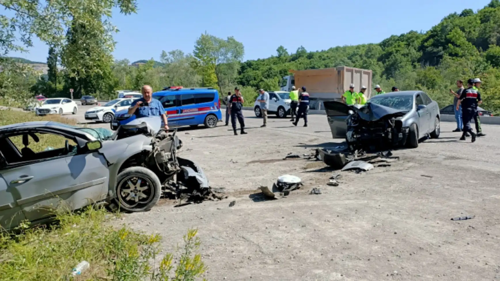 İki araç çarpıştı, 8 yaralı