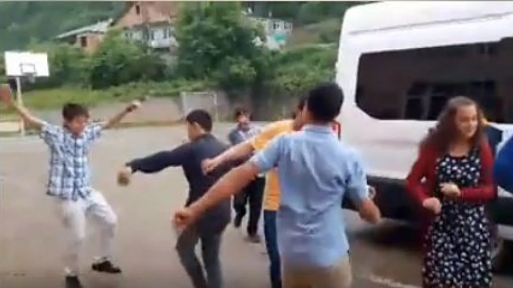 Öğrenciler karne sevincini böyle kutladı