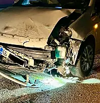 Araba çarpınca köprüden aşağı düştü