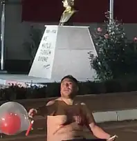 Belediye önünde yarı çıplak eylem