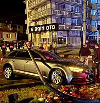 Çarptığı direk üzerine devrildi