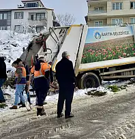 Çöp kamyonunun arkasında sıkıştı