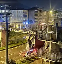 Eşyalar üst geçide takıldı