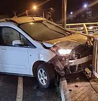 İki araç çarpıştı, korkuluklar faciayı önledi